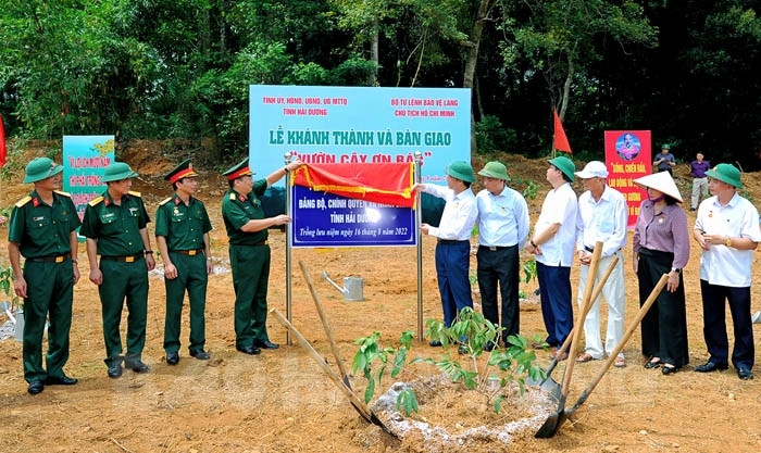 "Garden of gratitude to Uncle Ho" inaugurated, handed over